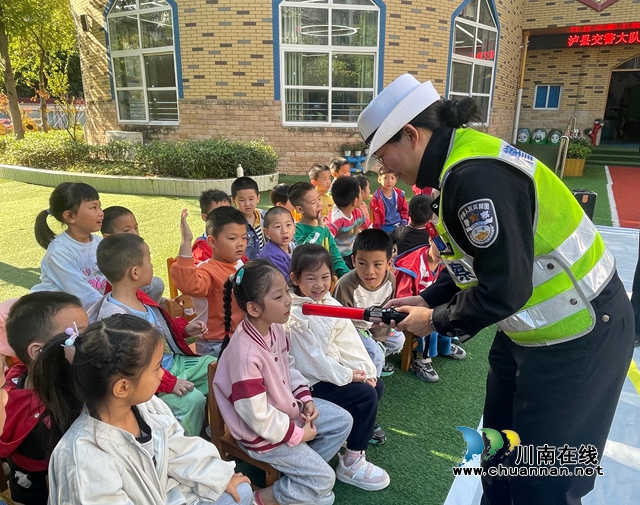 “幼”见交警 安全同行|泸县城东幼儿园开展交通安全宣传教育活动(图1) 4.jpg