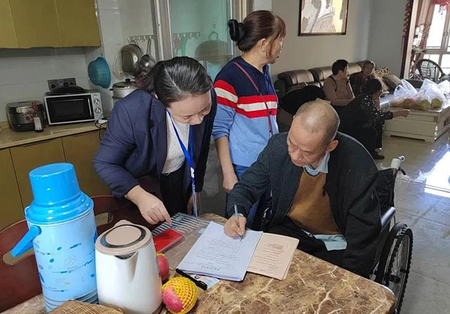 泸州:不动产登记“上门办” 温情满满获点赞(图1) 1.jpg