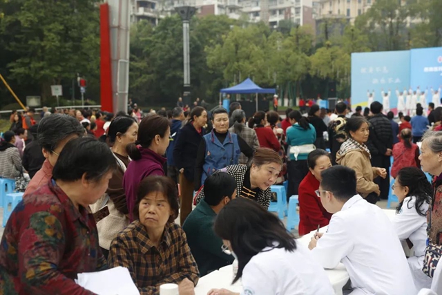 一决胜负!西南医大中医院养生操跳进江阳公园(图16) 16.jpg