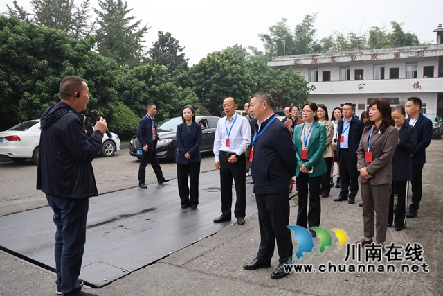 杨双全率队到泸县立石镇调研酒业发展情况(图4) c4596ec6da46be1a8848cbf6770f1ad.jpg