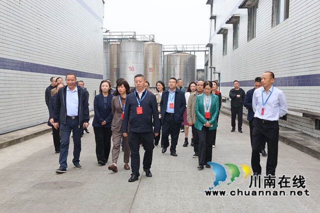 杨双全率队到泸县立石镇调研酒业发展情况(图3) 52f2d5d9d751af6bdd155889d57e632.jpg