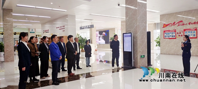 图1：工作人员向体验官们介绍所在窗口业务办理流程.jpg