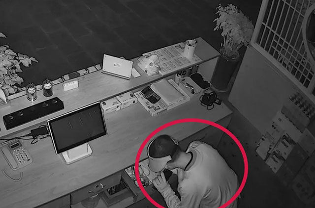 警察默许,用衣服遮住……(图3) 3.jpg