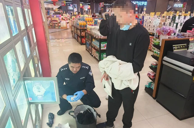 警察默许,用衣服遮住……(图4) 4.jpg