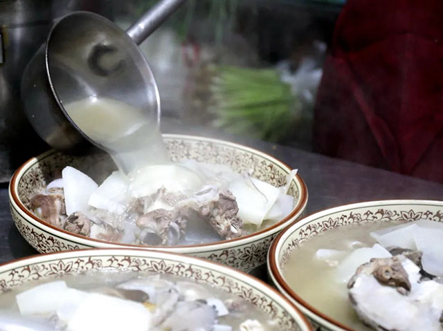 吃过猪肉，吃过全猪宴吗？来，刚出锅，味儿正鲜!