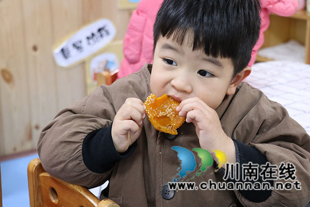 幼儿品尝南瓜饼（陈聪蓉）.jpg