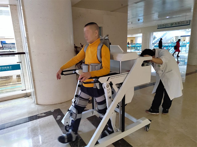 泸州医院惊现“行走的钢铁侠”，瘫痪病人也能“站起来”！