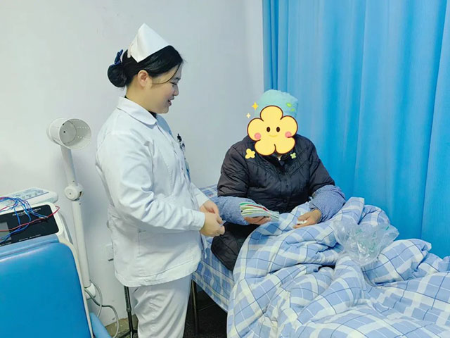 一针一线亲手缝，双双鞋垫显真情！