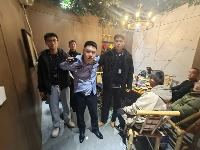 某警察同时和3女耍朋友，还能纹身？……