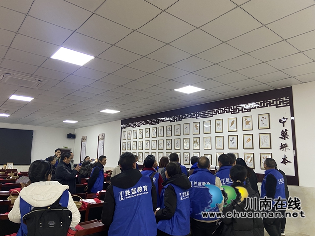 合江县第二期高素质农民培育经营管理型(中药材)培训班圆满落幕(图5) 高素质农民培育经营管理型(中药材)培训班-四川忠孝农业开发有限公司实地实训.jpg