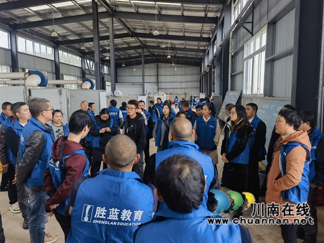 合江县第二期高素质农民培育经营管理型(中药材)培训班圆满落幕(图2) 高素质农民培育经营管理型(中药材)培训班-实训参观1.jpg