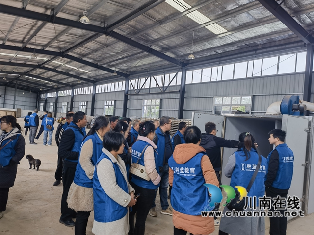 合江县第二期高素质农民培育经营管理型(中药材)培训班圆满落幕(图4) 高素质农民培育经营管理型(中药材)培训班-实训参观3.jpg