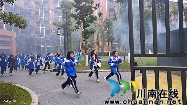 合江中学开展学生宿舍应急疏散暨消防逃生演练(图4) 4.jpg