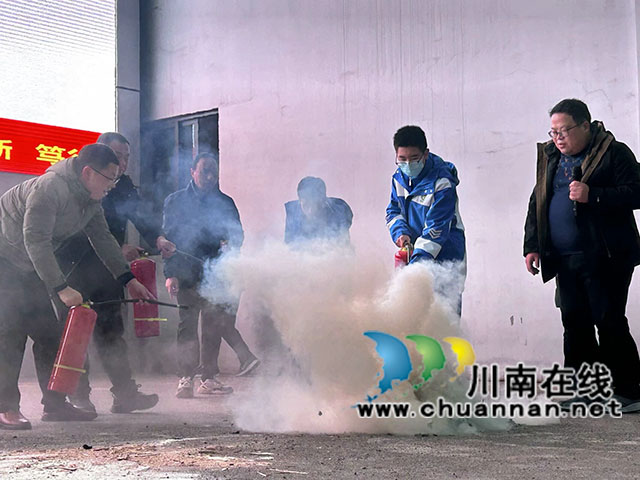 合江中学开展学生宿舍应急疏散暨消防逃生演练(图6) 30c1c9f541d2d6e4c98adbe2f1914eb5.jpg