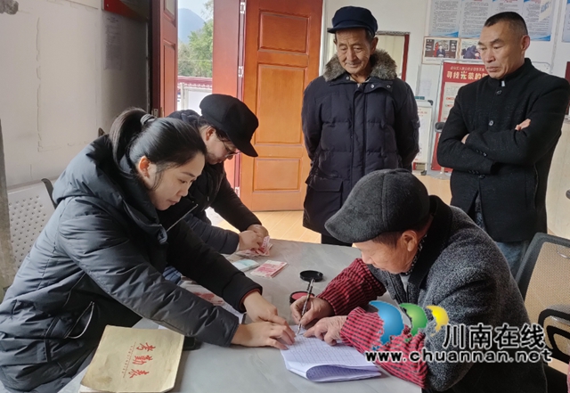 泸县:三大举措促进农民工高质量充分就业(图3) 四川省首批金牌劳务经纪人钟丽(左一)在泸县得胜镇上顶山村为部分社员发放工资.jpg