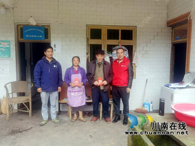 纳溪区普照村驻村工作队:“驻”进群众心坎,“帮”出满满幸福(图1) 图5:陈跃 (右一)慰问受灾群众.jpg