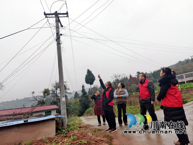 纳溪区普照村驻村工作队:“驻”进群众心坎,“帮”出满满幸福(图2) 图2:驻村工作队现场帮群众解决生用电问题.jpg