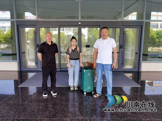 纳溪区普照村驻村工作队:“驻”进群众心坎,“帮”出满满幸福(图5) 图6:队员王志(左一)送王润(中)入职.jpg