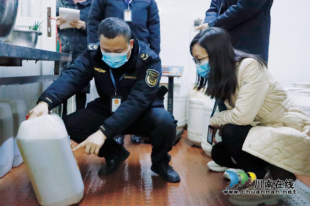 民心守护|泸县市场监管局:元旦节前检查“不松懈 ”,守护群众食品安全(图1) 县1.png
