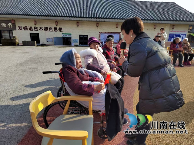 询问老人健康.jpg
