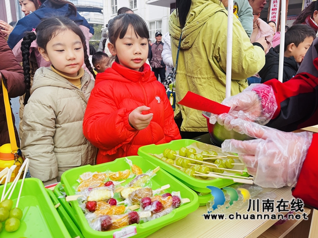 领取美食1（龙洪艳摄）.jpg