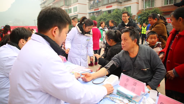 纳溪:“三下乡”走进天仙镇 暖心服务送到群众家门口(图3) 乐3.jpg