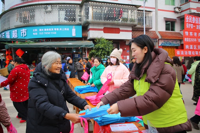 纳溪:“三下乡”走进天仙镇 暖心服务送到群众家门口(图4) 乐4.jpg