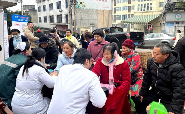 泸州福欣医院捐赠4万元帮助潮河镇困难群众购买医疗保险(图2) 2.jpg