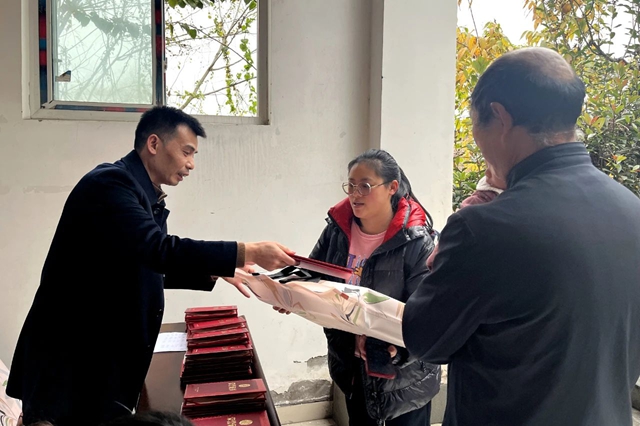 泸州福欣医院捐赠4万元帮助潮河镇困难群众购买医疗保险(图5) 5.jpg