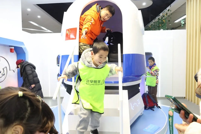 双重福利!泸州市妇女儿童科普实践基地揭牌暨2025寒假儿童关爱服务活动启动(图5) 5.jpg