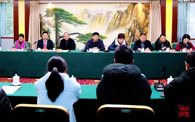 纳溪区举行“栋梁工程”受助大学生代表2025年迎春座谈会