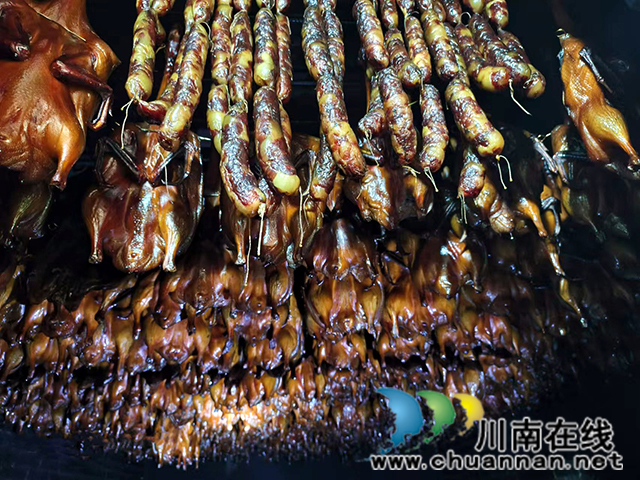 图4：余国彬熏制的腊制品.jpg