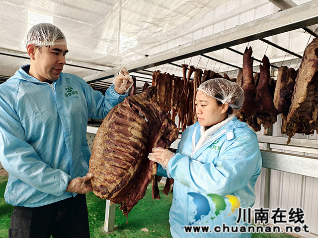 图2：余国彬夫妇查看熏制的腊猪排骨.jpg