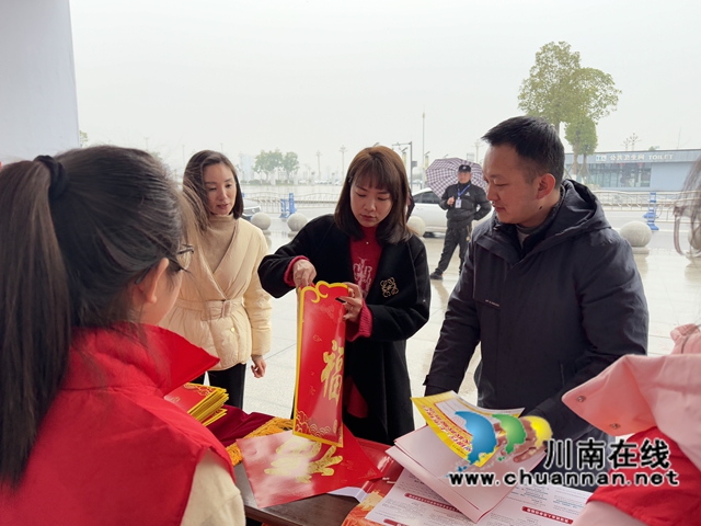 泸州银行泸县支行在泸县站为返乡人员提供“情暖寒冬•爱在旅途”便民服务.jpg