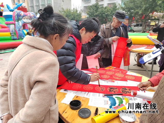泸县方洞镇组织“妙笔书春联，祝福送万家”活动.jpg