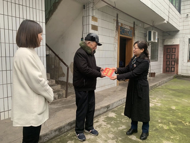 泸县人大常委会副主任罗晓玲带队到天兴镇开展春节慰问暨节前安全检查(图1) 1.jpg