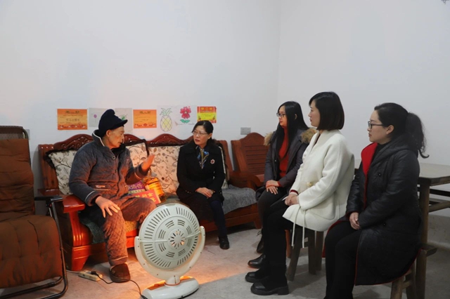 泸县人大常委会副主任罗晓玲带队到天兴镇开展春节慰问暨节前安全检查(图3) 3.jpg