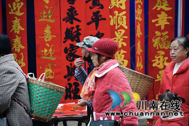 泸县百和镇:流光溢彩迎新春,喜气洋洋过大年(图1) 3b93d279bbe03e927baf9c2a82183a2.jpg