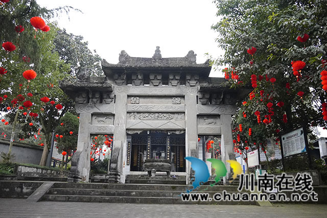 泸县百和镇:流光溢彩迎新春,喜气洋洋过大年(图4) 38c205079b2acf4073a7cb803bf5723.jpg