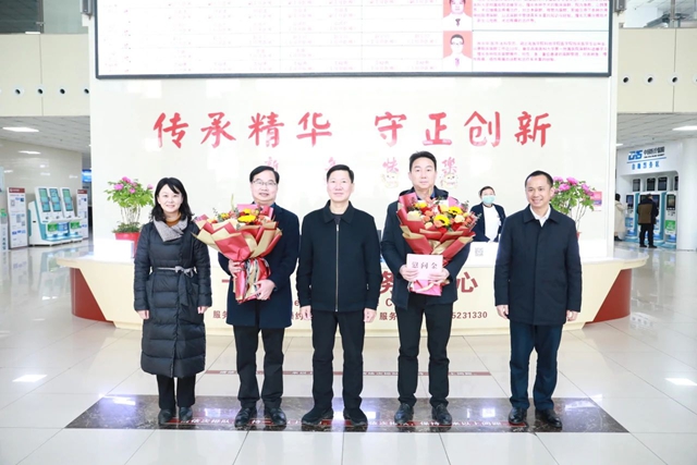 县领导节前慰问合江县中医医院医务人员(图1) 县1.jpg