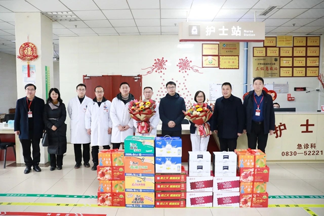 县领导节前慰问合江县中医医院医务人员(图2) 县2.jpg