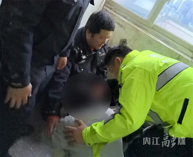 惊险！内江一居民楼顶上，他探出半个身子护住她——