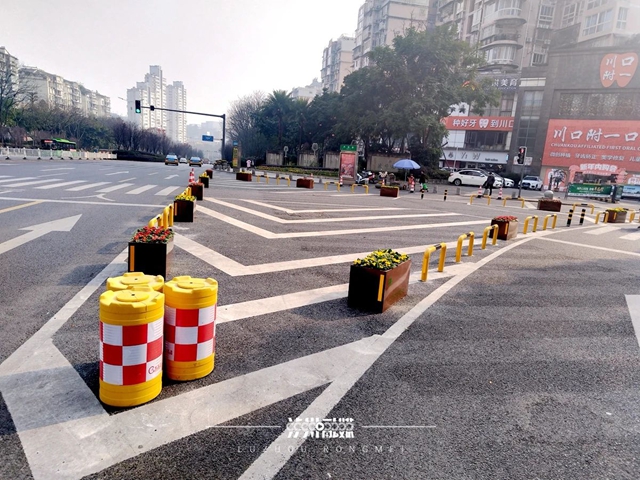 规范行车路线，泸州酒城大道一段与丹桂路路口安上了U型桩