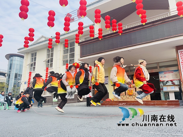 集体跳绳庆元宵（龙洪艳摄）.jpg