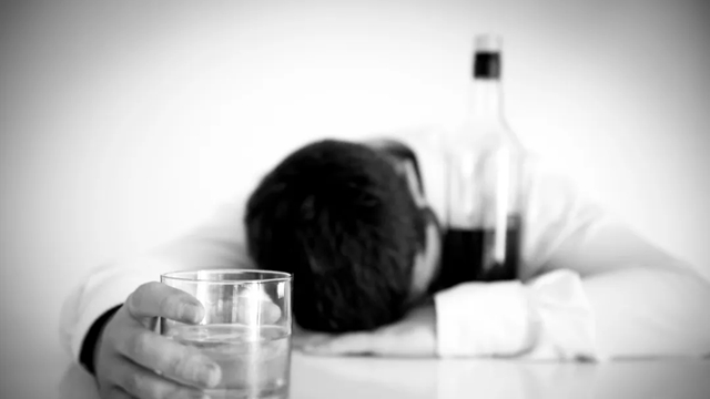 【生死局】感情深，一口闷！30岁男子喝进ICU，器官衰竭