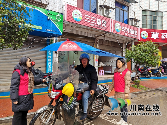 宜宾南溪区长兴镇:志愿助力场镇交通,共筑安全出行防线(图1) 4f454d3b6303a8f0fb44824964db970.jpg