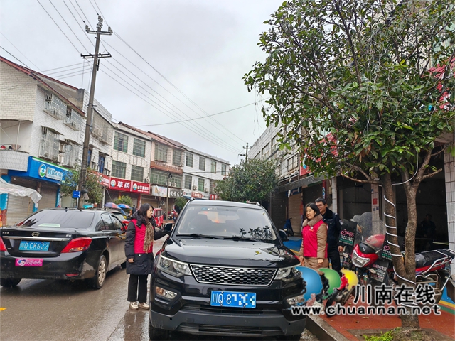 宜宾南溪区长兴镇:志愿助力场镇交通,共筑安全出行防线(图2) 940d70be264ad91e95a76760e547b4f.jpg