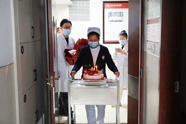 温情时刻 | 百岁老人病房过生日，别样“生日趴”很暖心！