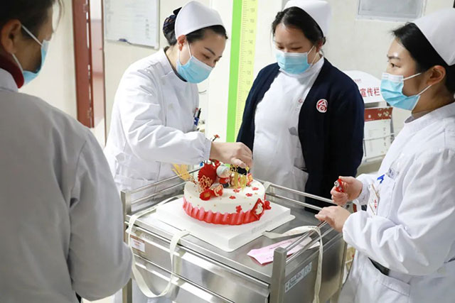 温情时刻 | 百岁老人病房过生日,别样“生日趴”很暖心!(图3) 3.jpg