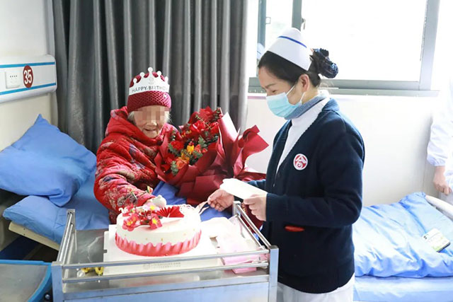 温情时刻 | 百岁老人病房过生日,别样“生日趴”很暖心!(图4) 4.jpg